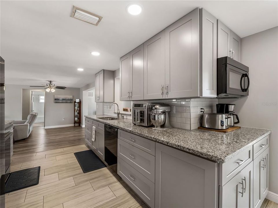 Activo con contrato: $449,000 (3 camas, 3 baños, 2402 Pies cuadrados)