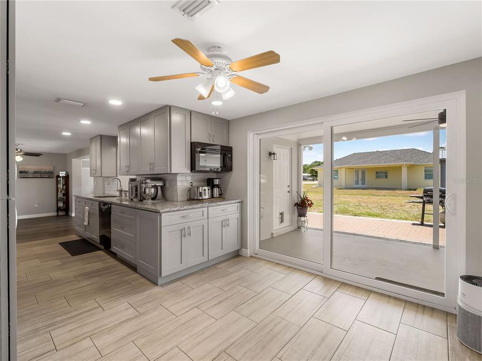 Activo con contrato: $449,000 (3 camas, 3 baños, 2402 Pies cuadrados)