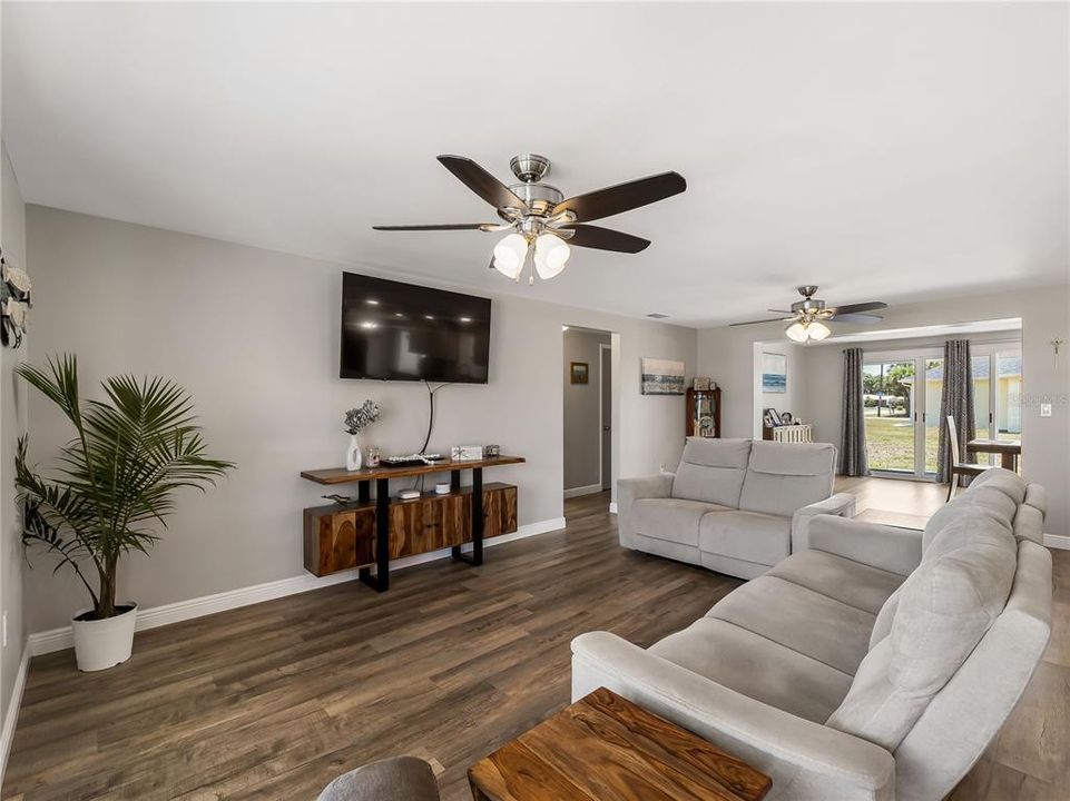 Activo con contrato: $449,000 (3 camas, 3 baños, 2402 Pies cuadrados)