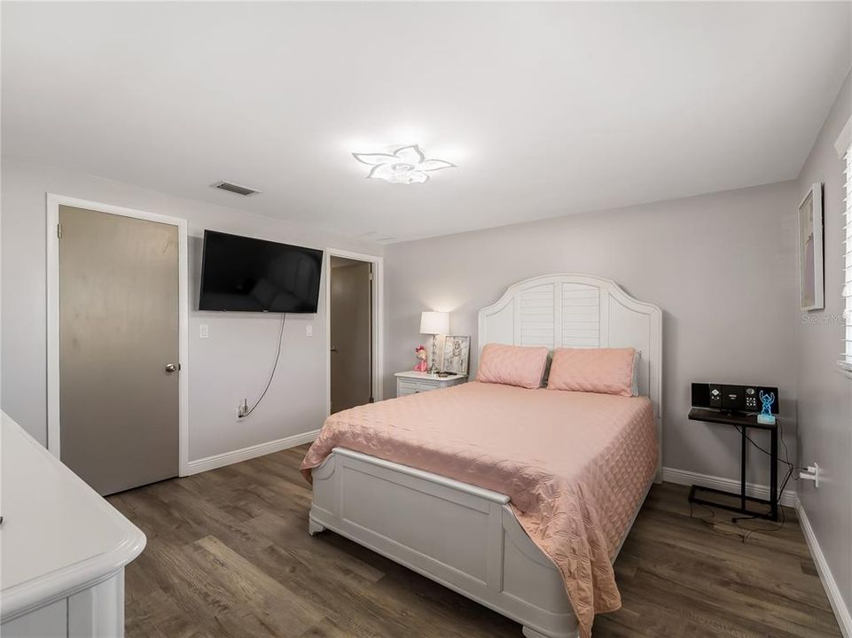Activo con contrato: $449,000 (3 camas, 3 baños, 2402 Pies cuadrados)