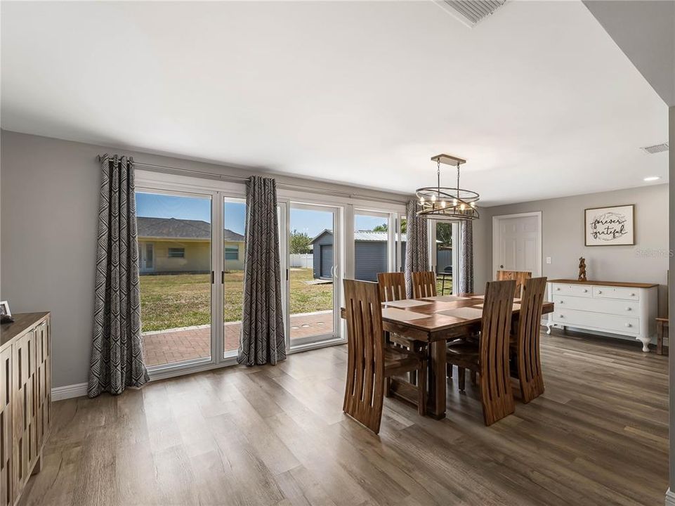 Activo con contrato: $449,000 (3 camas, 3 baños, 2402 Pies cuadrados)