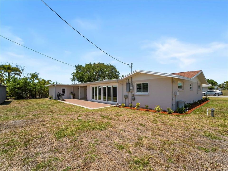 Activo con contrato: $449,000 (3 camas, 3 baños, 2402 Pies cuadrados)