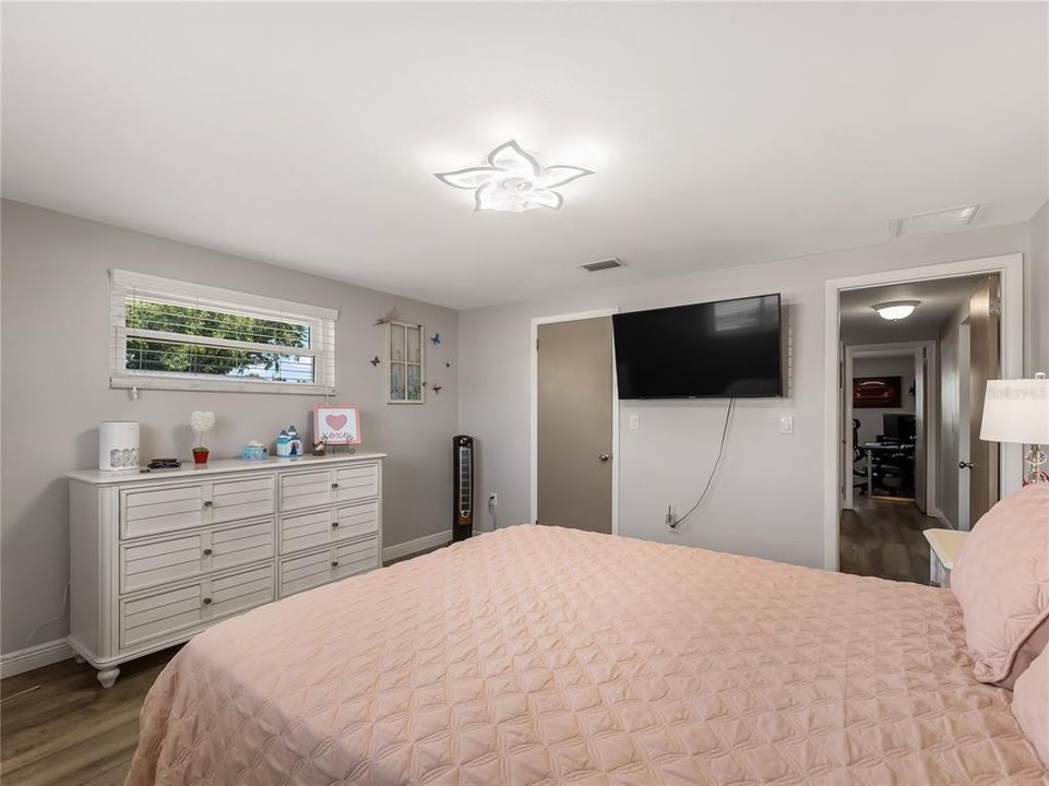 Activo con contrato: $449,000 (3 camas, 3 baños, 2402 Pies cuadrados)