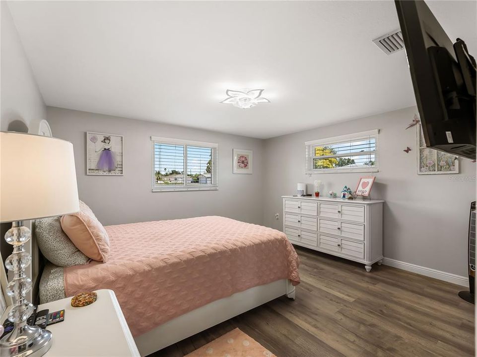 Activo con contrato: $449,000 (3 camas, 3 baños, 2402 Pies cuadrados)