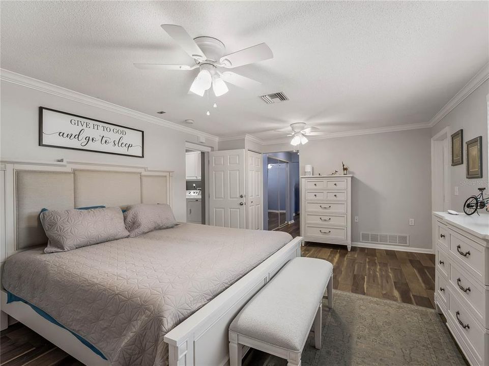 Activo con contrato: $449,000 (3 camas, 3 baños, 2402 Pies cuadrados)