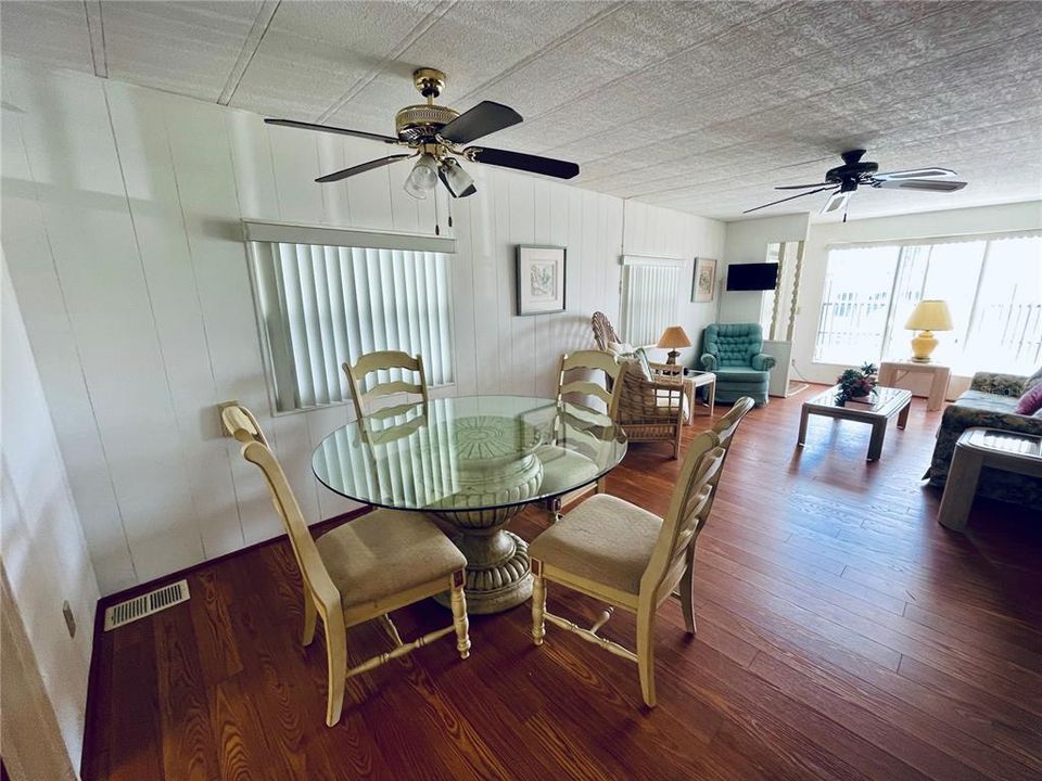 For Sale: $140,000 (2 beds, 2 baths, 860 Square Feet)
