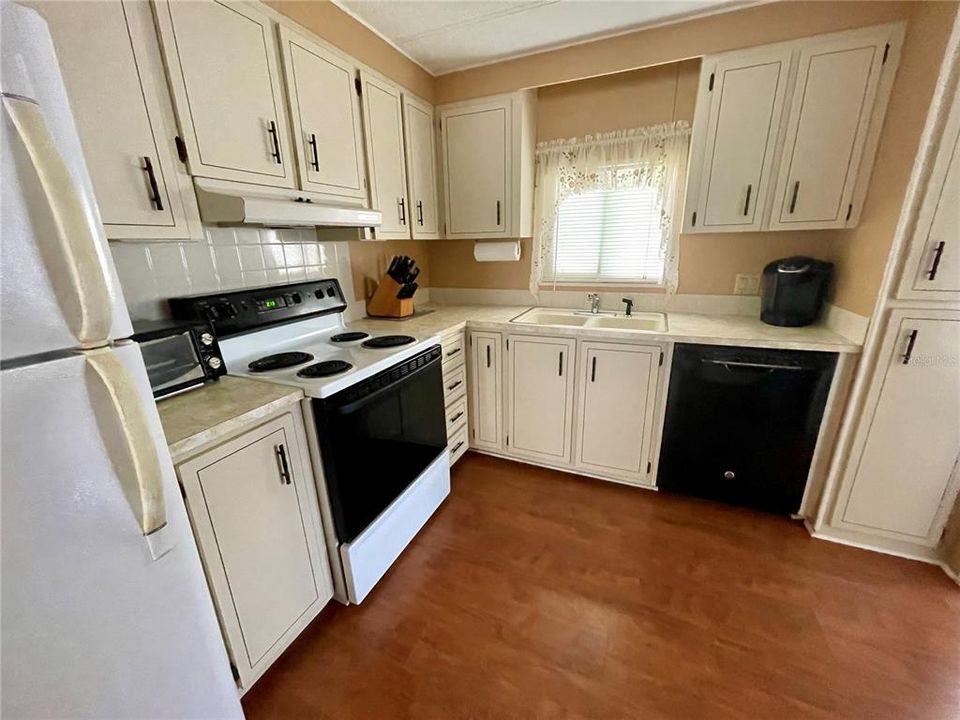 For Sale: $140,000 (2 beds, 2 baths, 860 Square Feet)