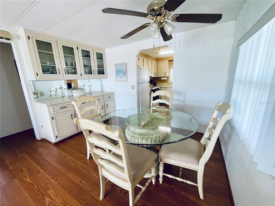 For Sale: $140,000 (2 beds, 2 baths, 860 Square Feet)