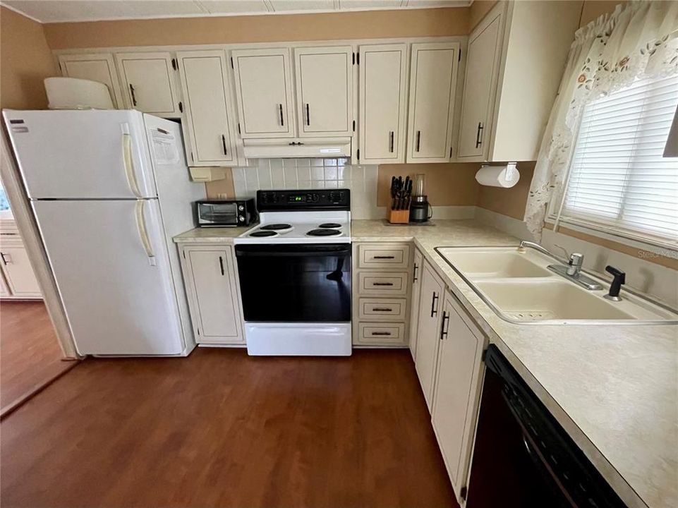 For Sale: $140,000 (2 beds, 2 baths, 860 Square Feet)
