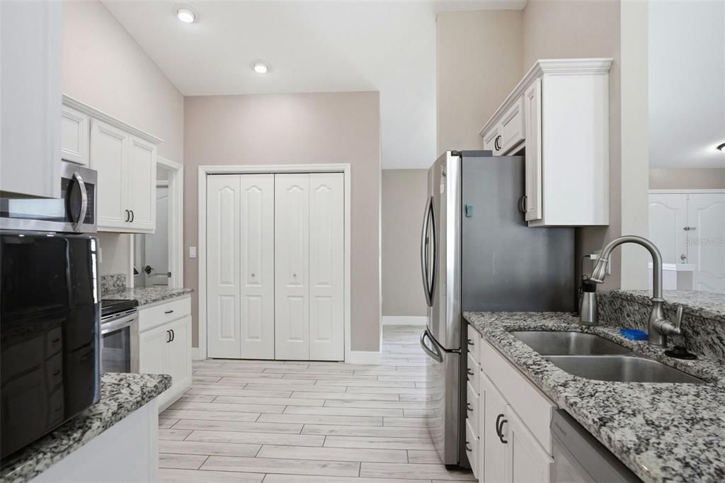 待售: $345,000 (3 贝兹, 2 浴室, 1698 平方英尺)