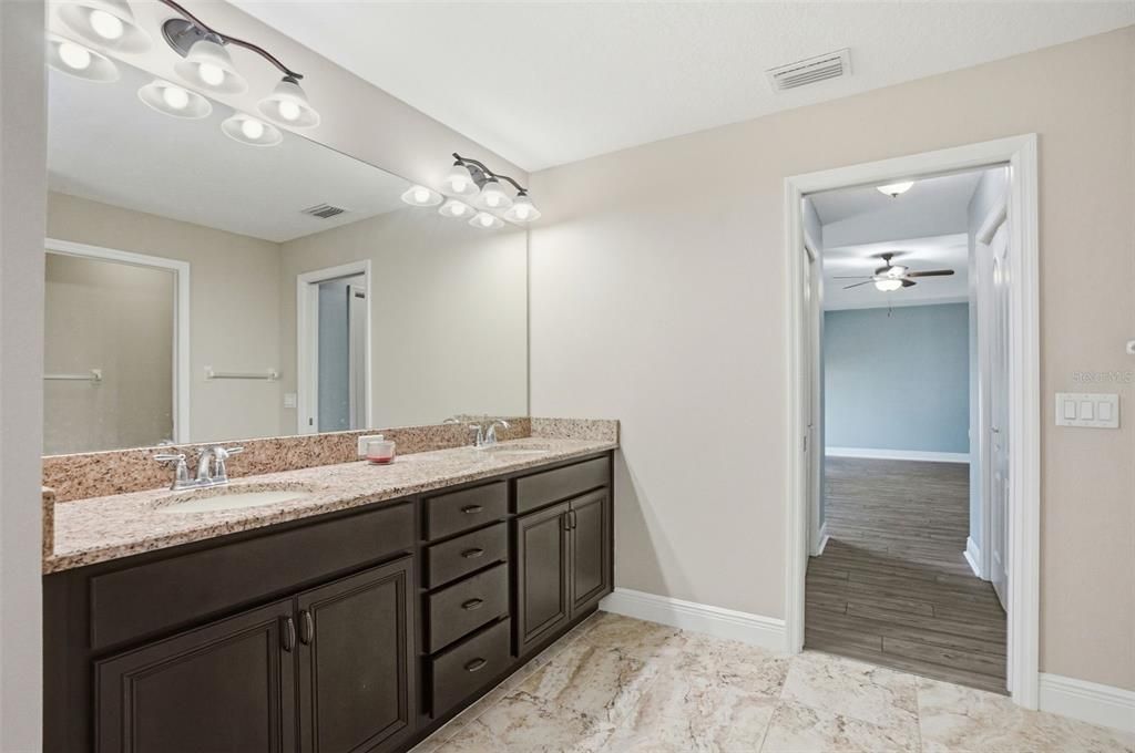 待售: $345,000 (3 贝兹, 2 浴室, 1698 平方英尺)