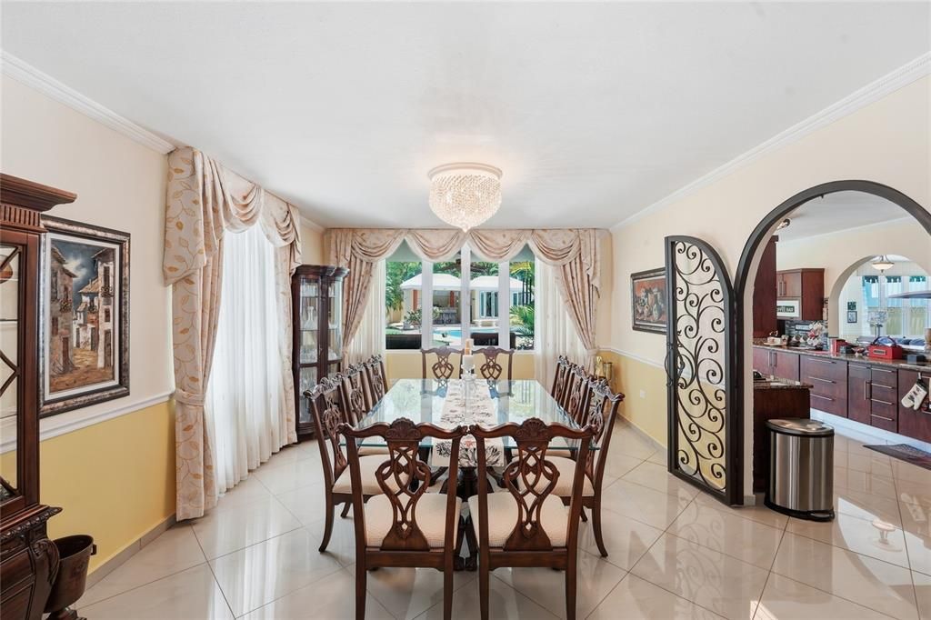 En Venta: $1,495,000 (6 camas, 3 baños, 6000 Pies cuadrados)