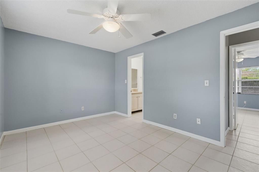 出租: $2,100 (2 贝兹, 2 浴室, 945 平方英尺)