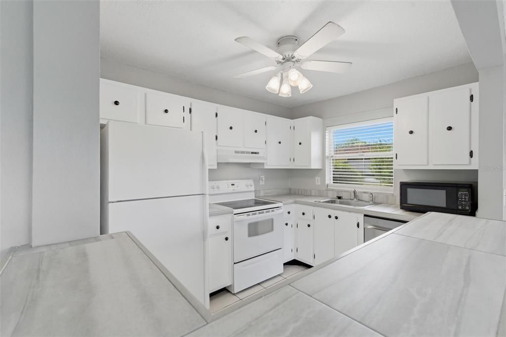 出租: $2,100 (2 贝兹, 2 浴室, 945 平方英尺)