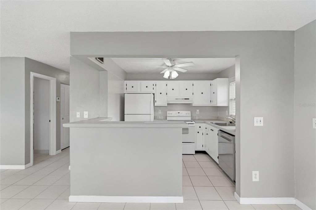 出租: $2,100 (2 贝兹, 2 浴室, 945 平方英尺)