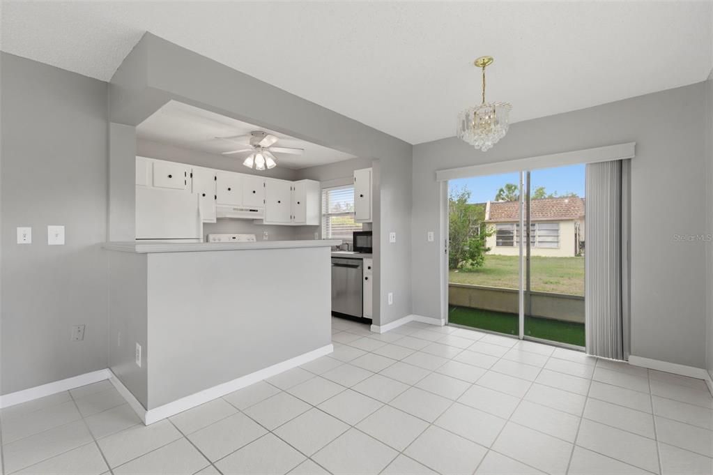 出租: $2,100 (2 贝兹, 2 浴室, 945 平方英尺)