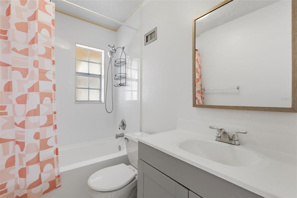 出租: $2,100 (2 贝兹, 2 浴室, 945 平方英尺)