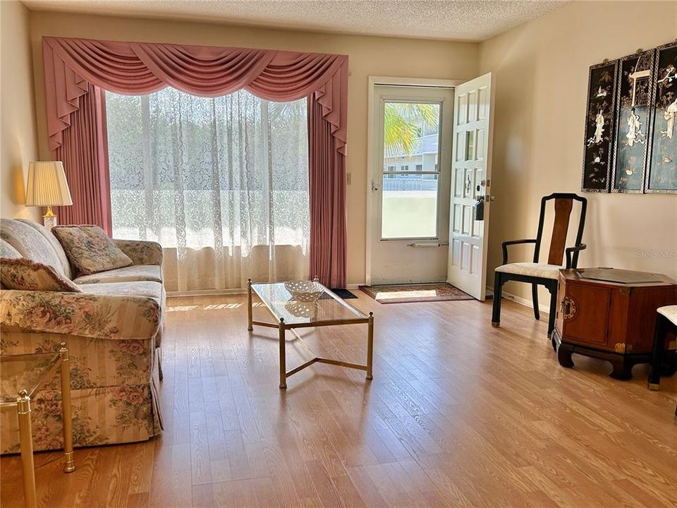 待售: $160,000 (2 贝兹, 2 浴室, 1100 平方英尺)