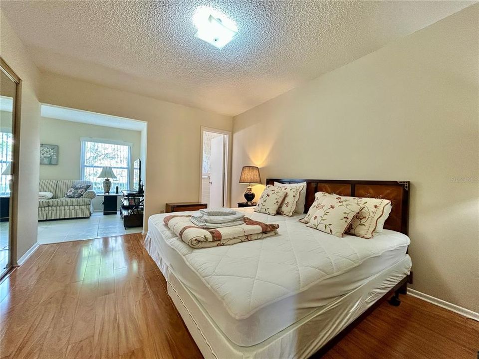 待售: $160,000 (2 贝兹, 2 浴室, 1100 平方英尺)