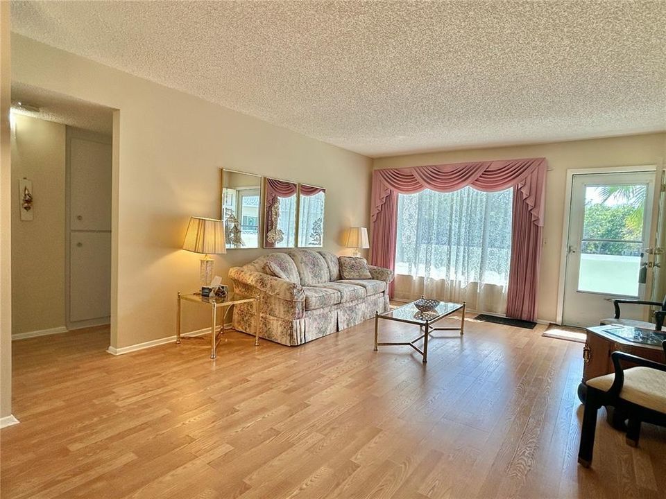 待售: $160,000 (2 贝兹, 2 浴室, 1100 平方英尺)