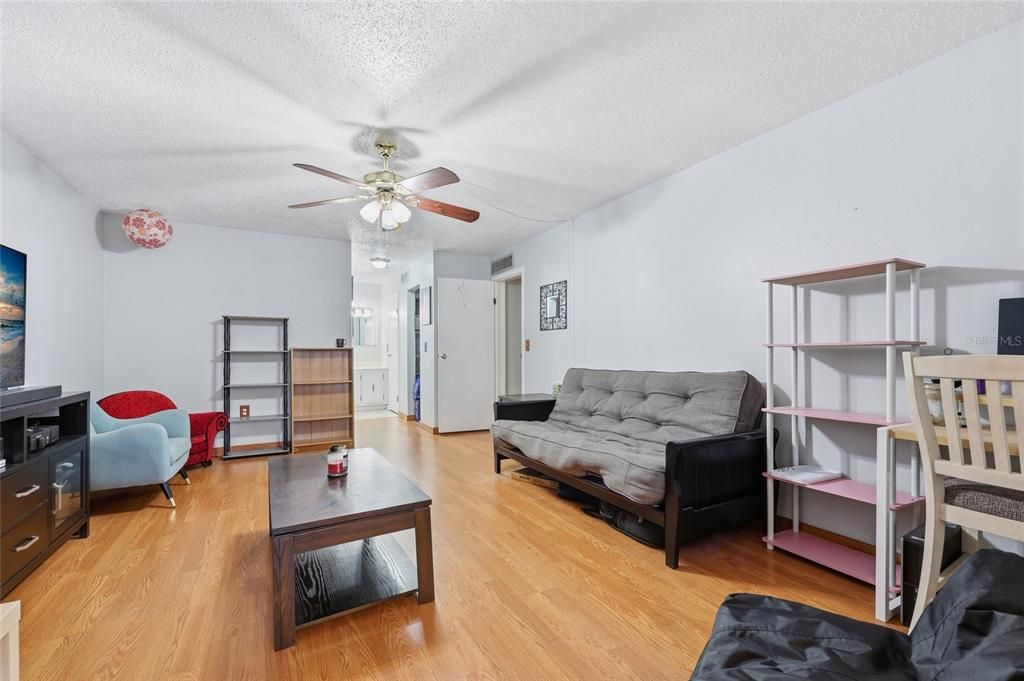 待售: $74,900 (2 贝兹, 2 浴室, 1292 平方英尺)