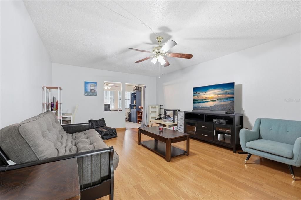 待售: $74,900 (2 贝兹, 2 浴室, 1292 平方英尺)