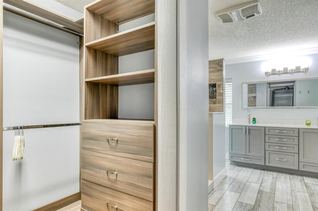 En Venta: $799,000 (4 camas, 2 baños, 1975 Pies cuadrados)