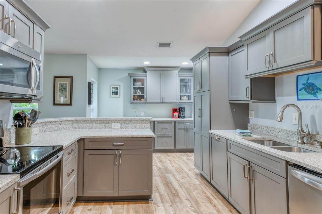 En Venta: $799,000 (4 camas, 2 baños, 1975 Pies cuadrados)