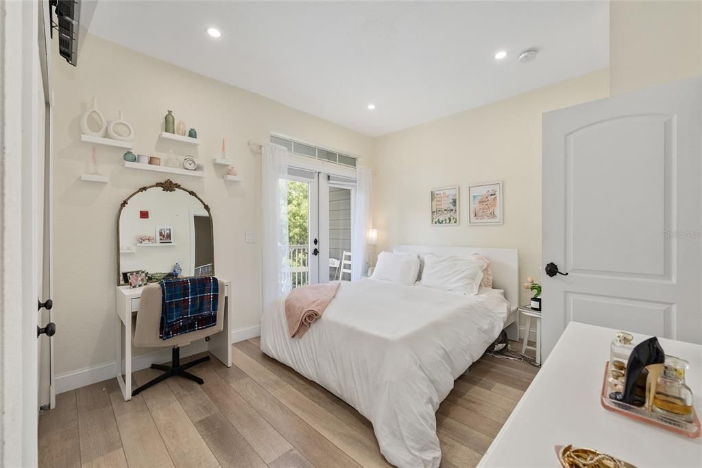 На продажу: $365,000 (2 спален, 2 ванн, 1155 Квадратных фут)