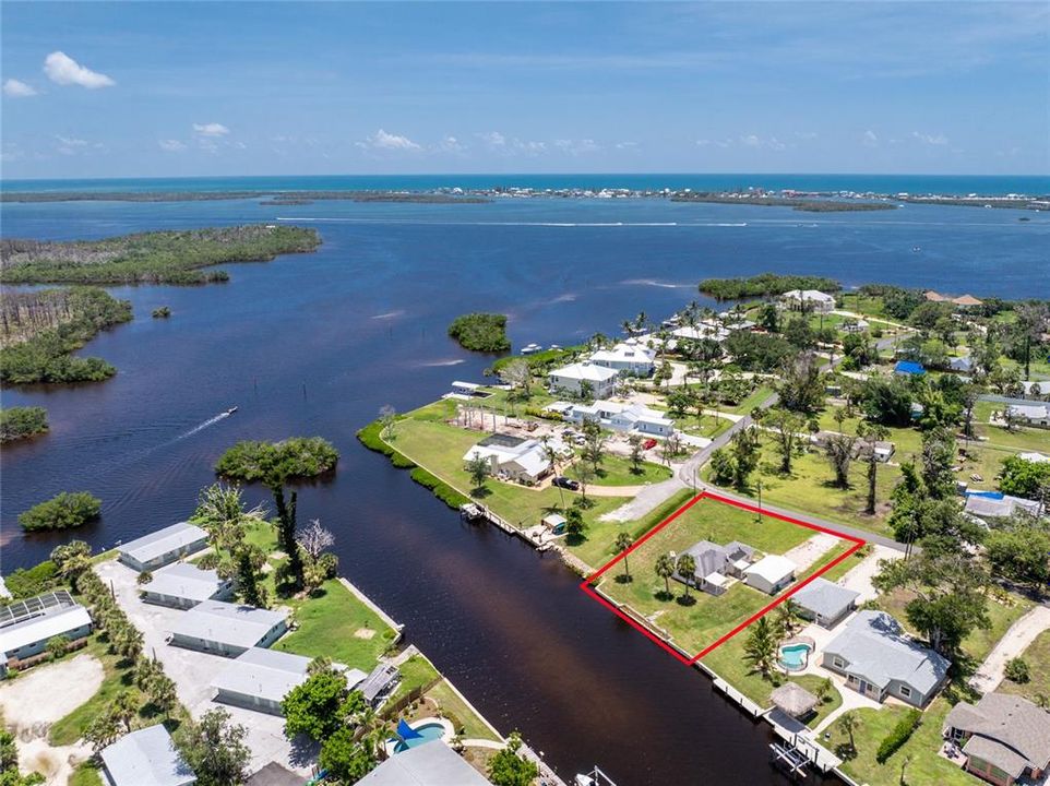 待售: $425,000 (0.33 acres)