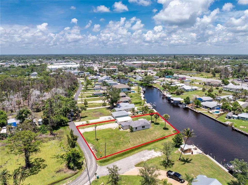 待售: $425,000 (0.33 acres)