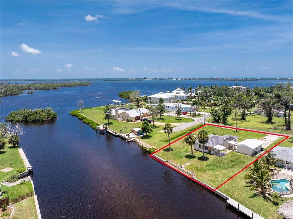 待售: $425,000 (0.33 acres)