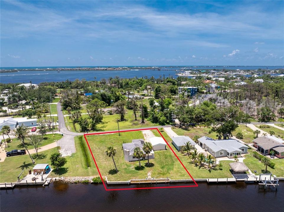 待售: $425,000 (0.33 acres)