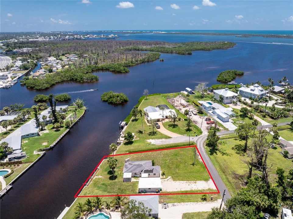 待售: $425,000 (0.33 acres)