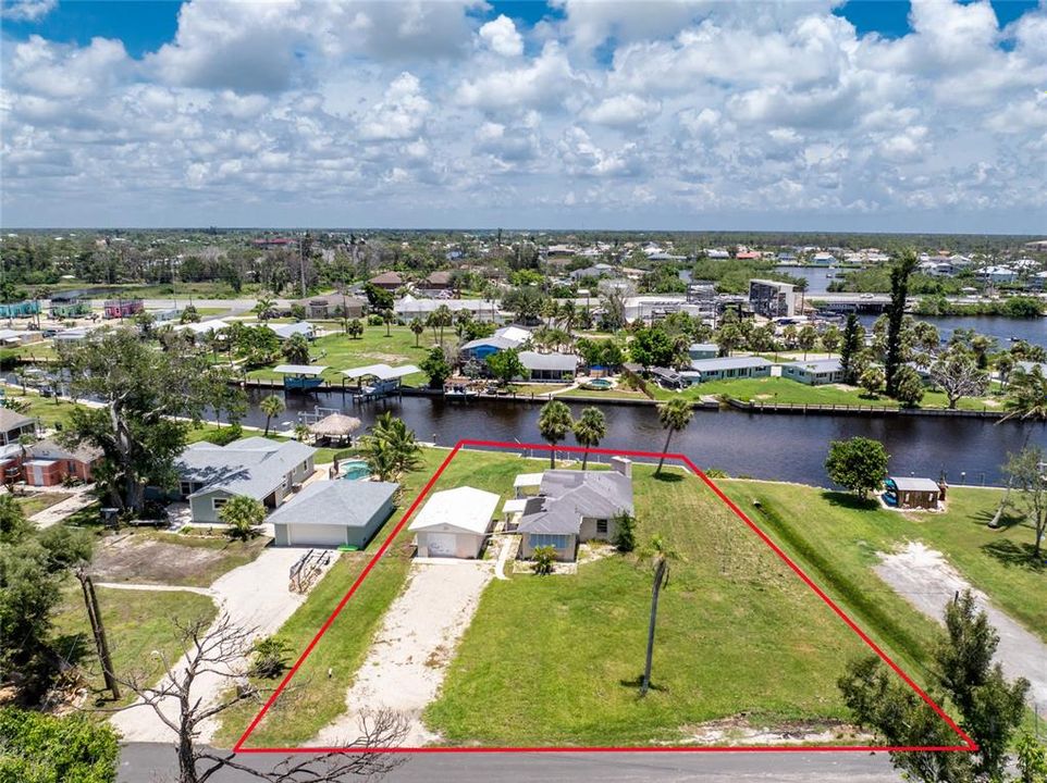 待售: $425,000 (0.33 acres)