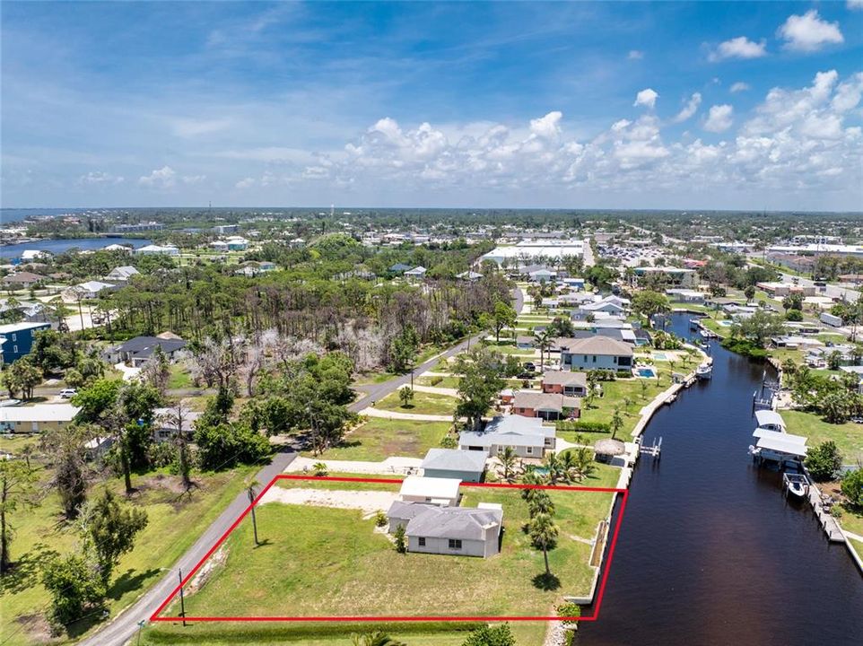 待售: $425,000 (0.33 acres)