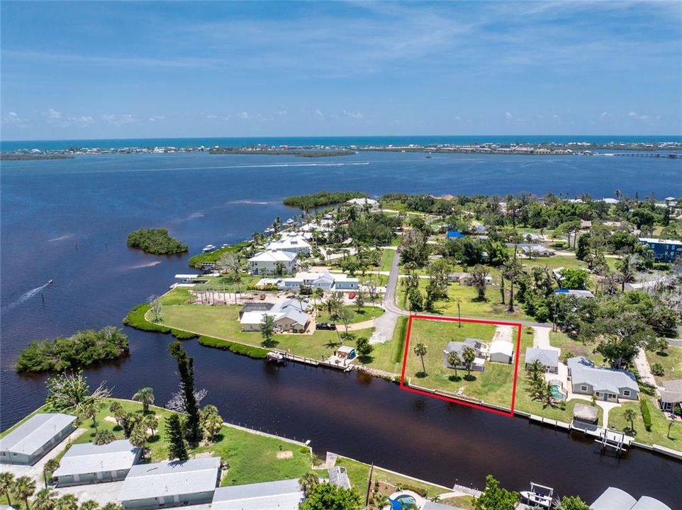 待售: $425,000 (0.33 acres)