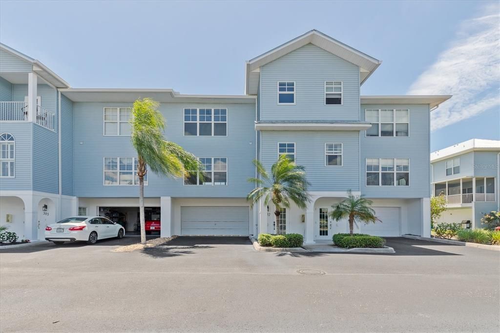 For Rent: $3,100 (3 beds, 3 baths, 2044 Square Feet)