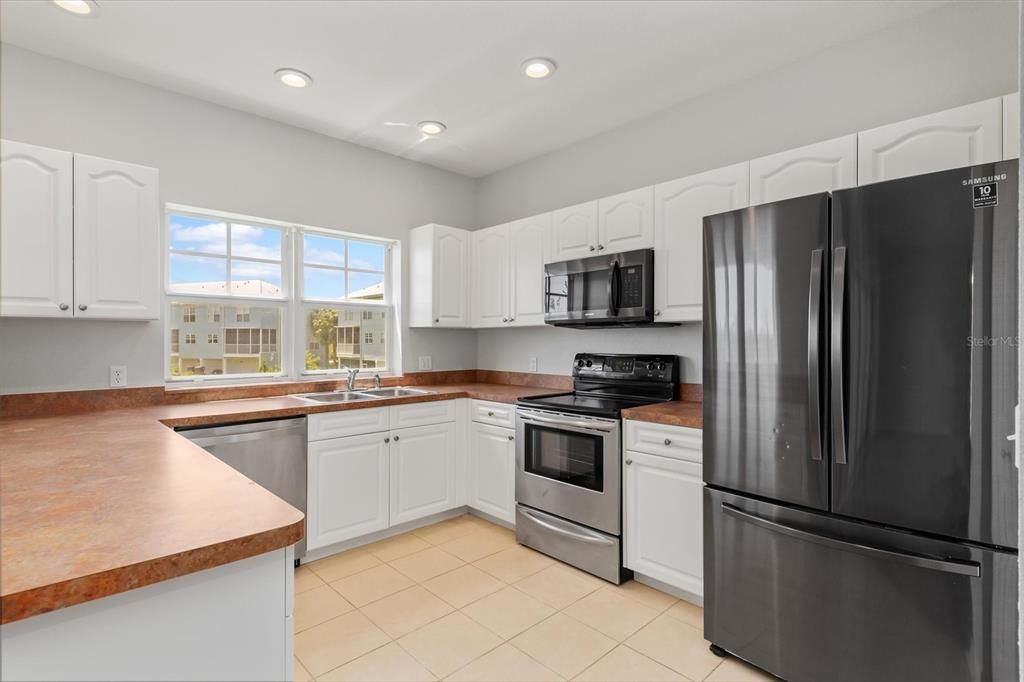 For Rent: $3,100 (3 beds, 3 baths, 2044 Square Feet)