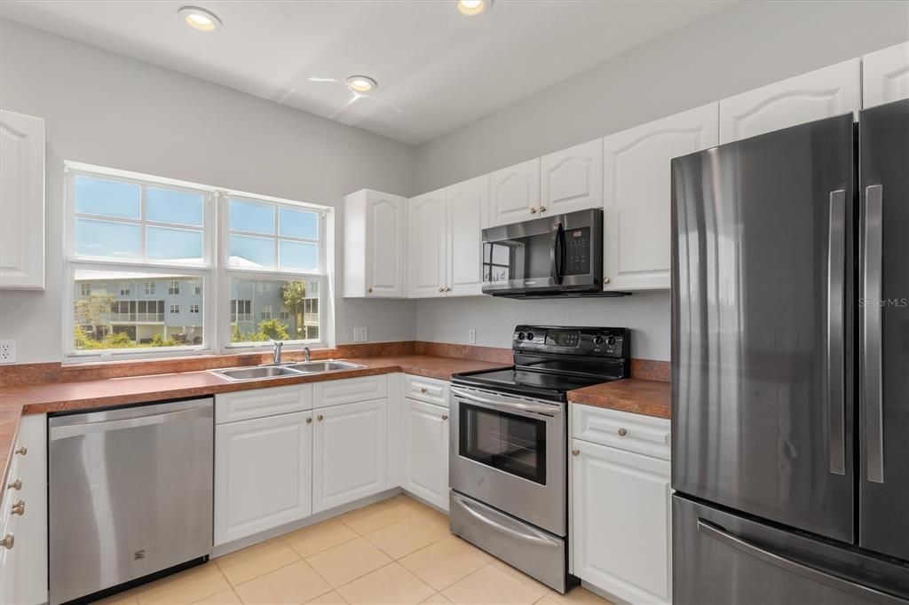 For Rent: $3,100 (3 beds, 3 baths, 2044 Square Feet)