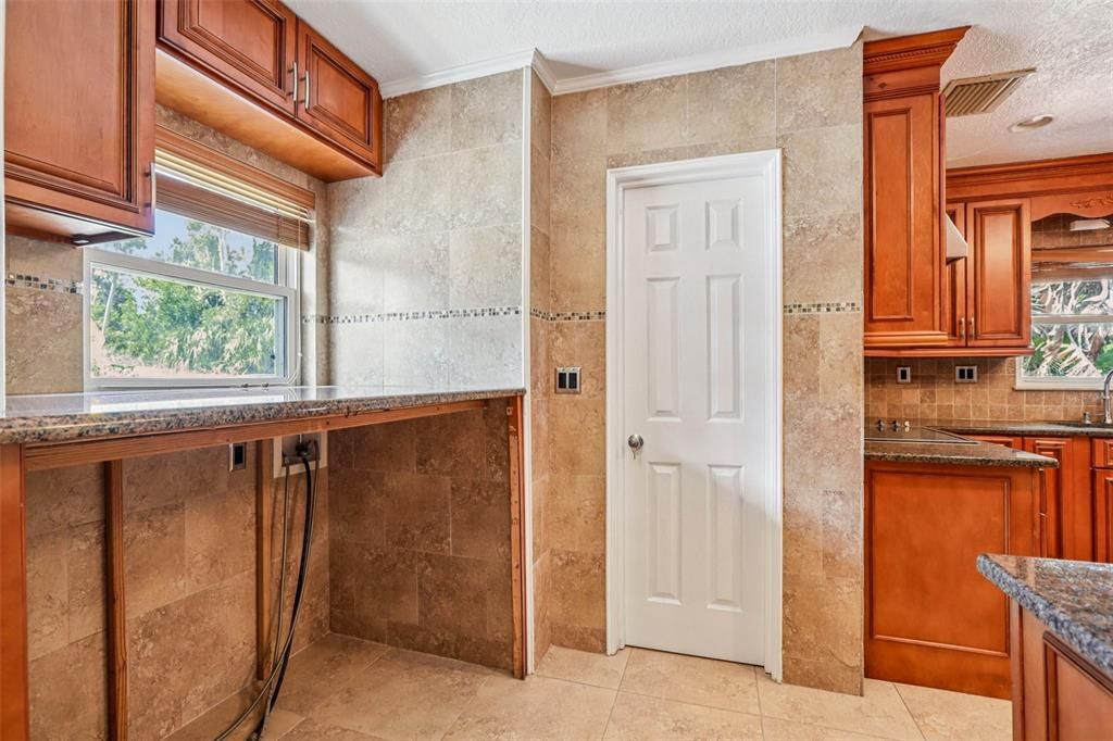 На продажу: $809,000 (3 спален, 1 ванн, 1800 Квадратных фут)