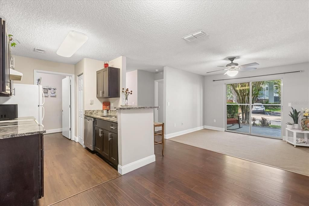 En Venta: $213,500 (2 camas, 2 baños, 899 Pies cuadrados)