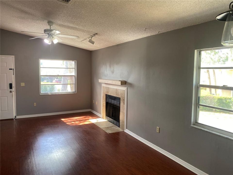 Activo con contrato: $99,900 (2 camas, 2 baños, 912 Pies cuadrados)