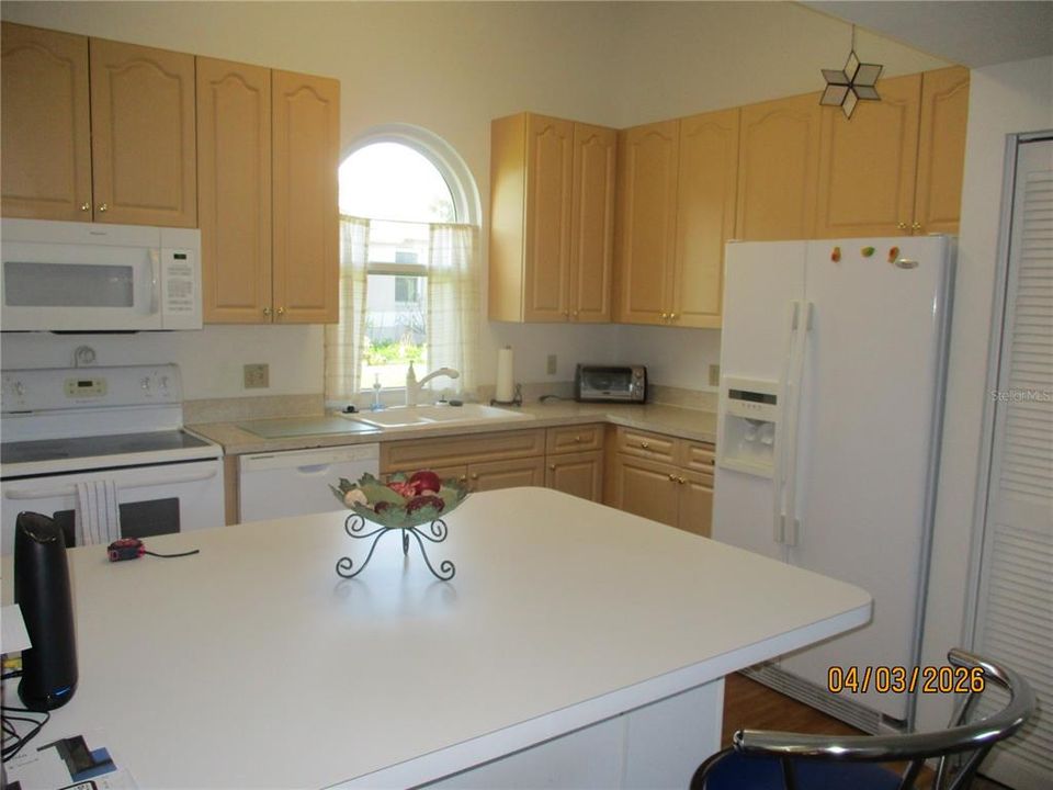 На продажу: $249,000 (2 спален, 2 ванн, 1121 Квадратных фут)