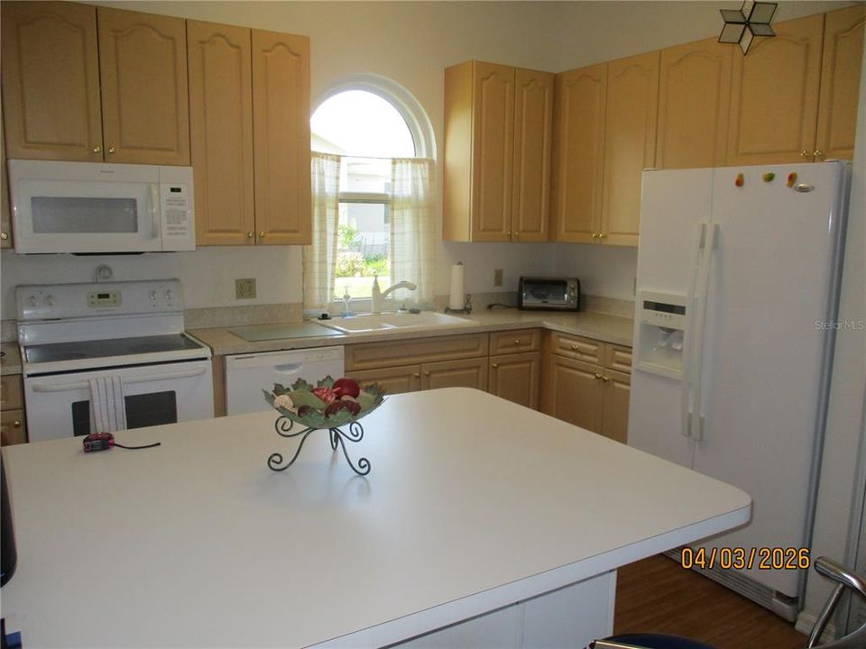 На продажу: $249,000 (2 спален, 2 ванн, 1121 Квадратных фут)