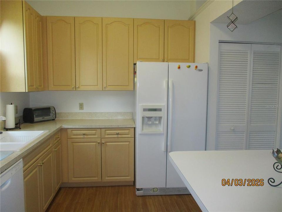 На продажу: $249,000 (2 спален, 2 ванн, 1121 Квадратных фут)