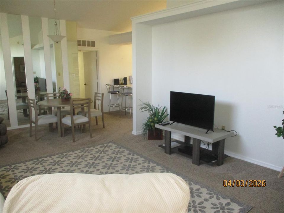 На продажу: $249,000 (2 спален, 2 ванн, 1121 Квадратных фут)