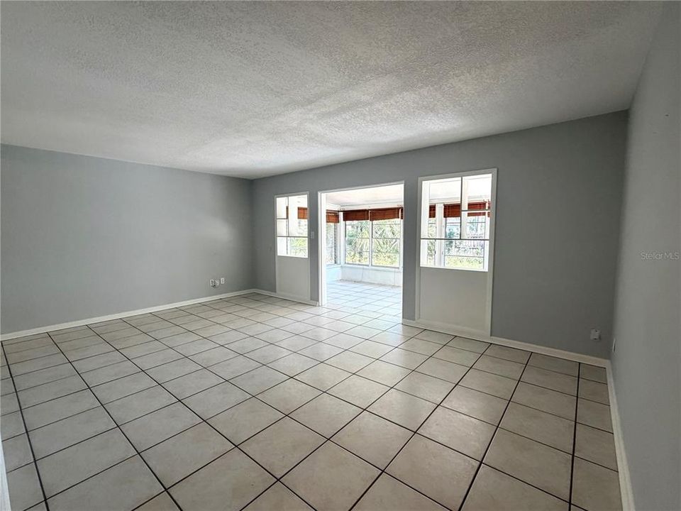 Active With Contract: $2,499 (3 beds, 2 baths, 1422 Square Feet)