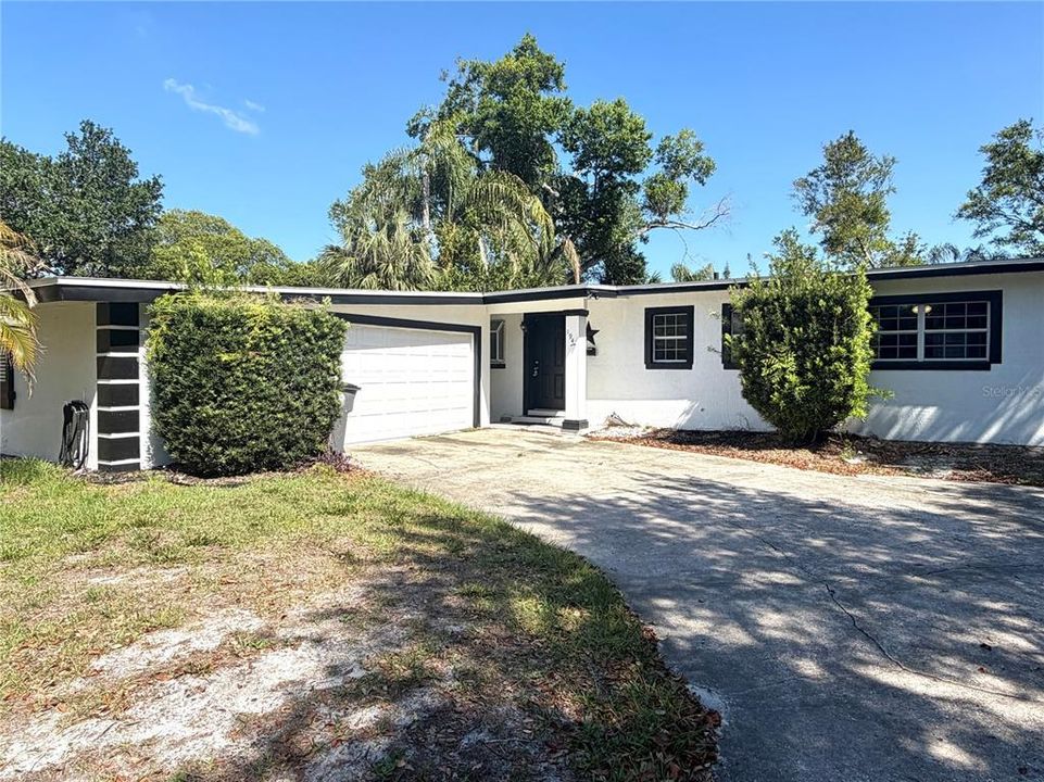 Active With Contract: $2,499 (3 beds, 2 baths, 1422 Square Feet)