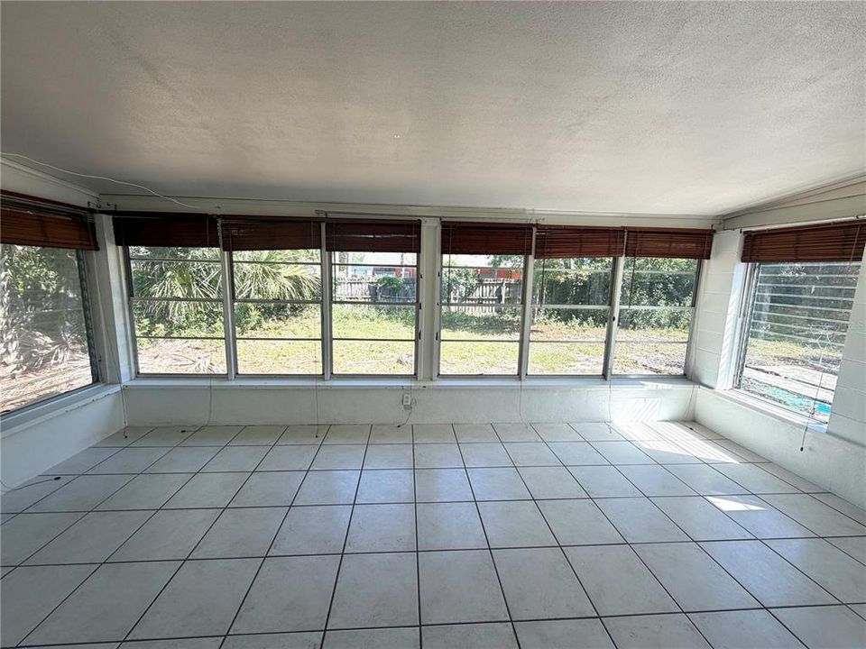 Active With Contract: $2,499 (3 beds, 2 baths, 1422 Square Feet)